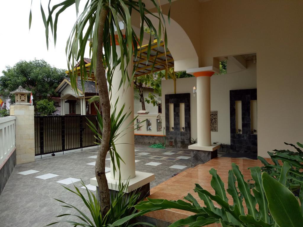 Nariska Suite Homestay Джокякарта Екстериор снимка